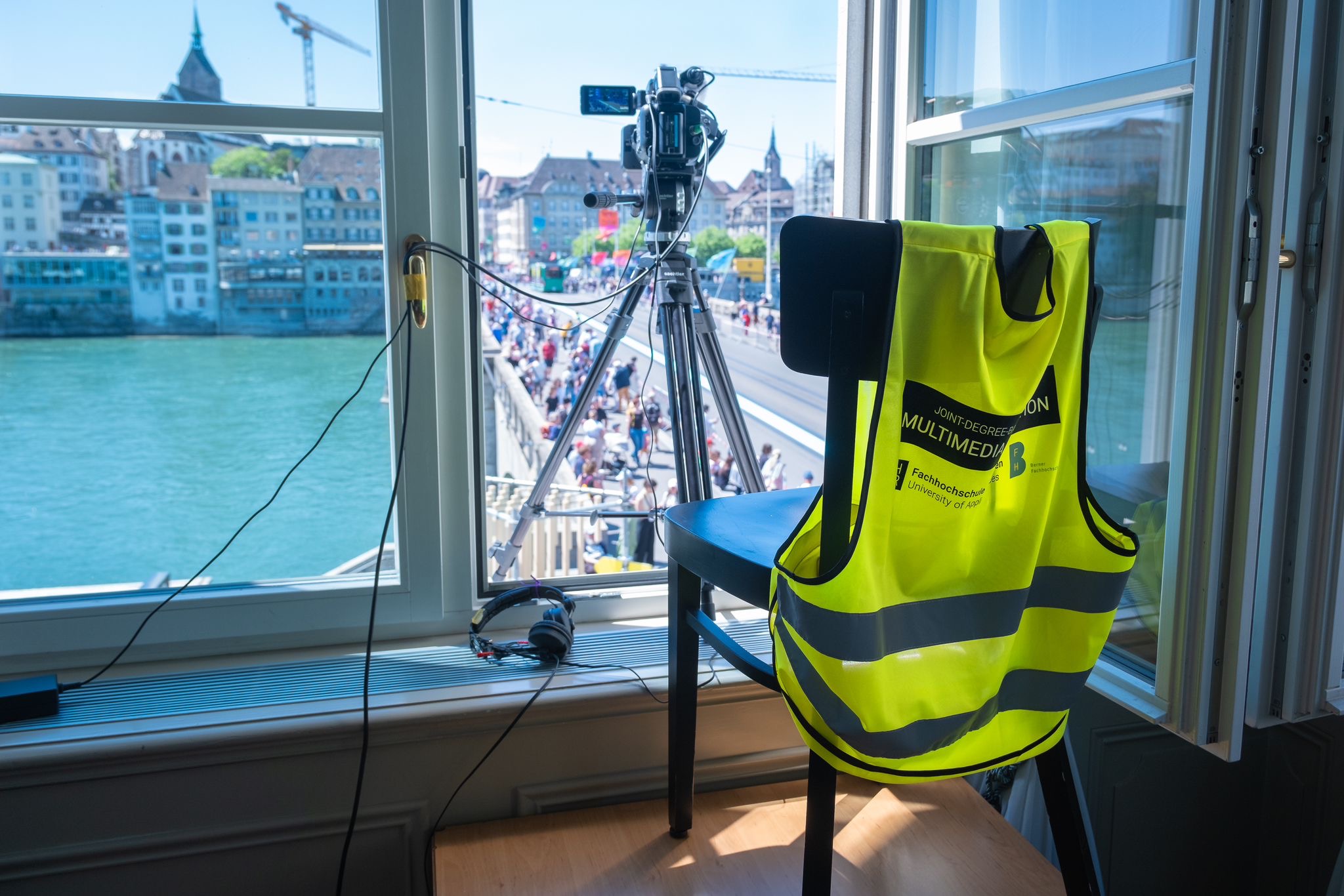 Stuhl für eine filmende Person, die aus dem Fenster die mittlere Brücke in Basel während dem ESC filmen soll.