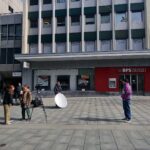 Videosetup in der Churer Innenstadt, bei dem der Protagonist 10 Meter entfernt frontal zur Kamera steht und künstlich belichtet wird.
