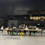 Eine grosse Livestream-Regie mit mehreren Leuten dahinter in der St.Jakobshalle.