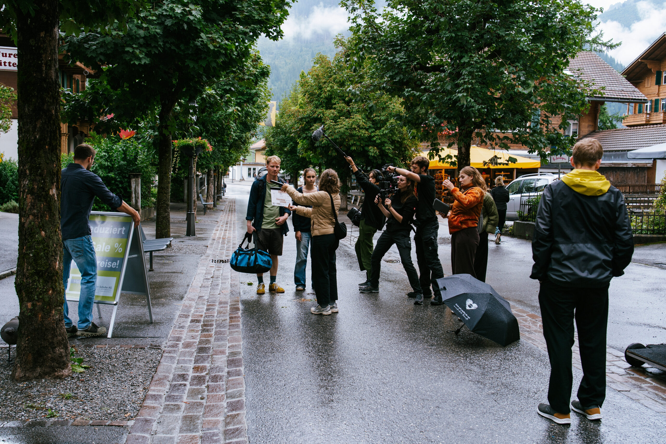 Filmcrew auf der Drofstrasse im Regen, die einen Kurzfilm drehen.