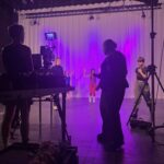 Ein Filmset, in welchem eine 80er-Jahre Aerobicwerbung gedreht wird.