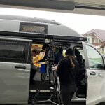 Filmcrew, die den Van für den bevorstehenden Dreh einrichtet.