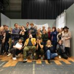 Ein Gruppenfoto einer Filmcrew von Studierenden im Set des Kurzfilmes-