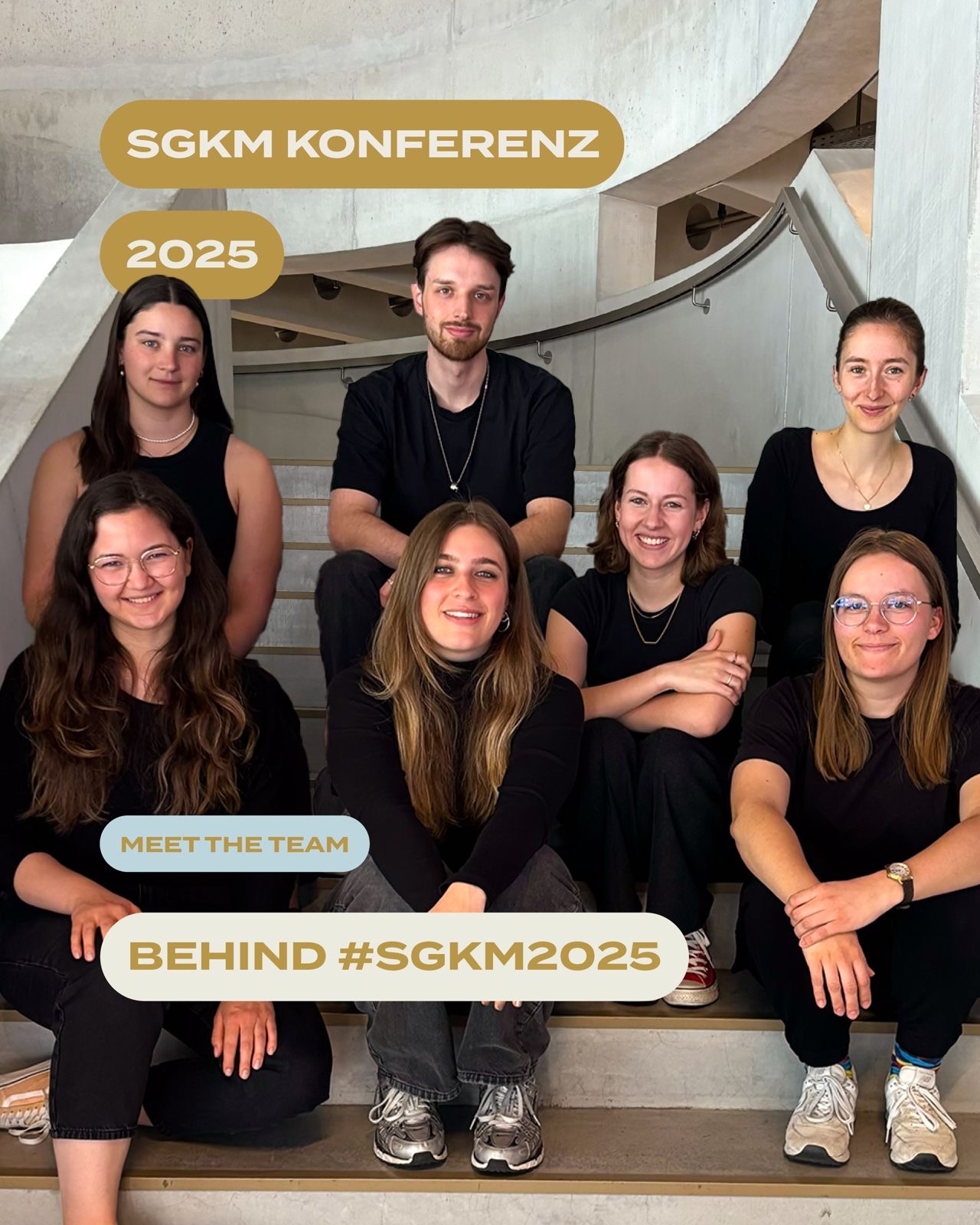 Ein Gruppenbild des Organisationsteams der SGKM, sitzend auf einer Treppe.