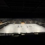 leere St.Jakobshalle mit kleinem Livestream-Setup von der Tribüne aus.