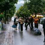 Filmcrew auf der Drofstrasse im Regen, die einen Kurzfilm drehen.