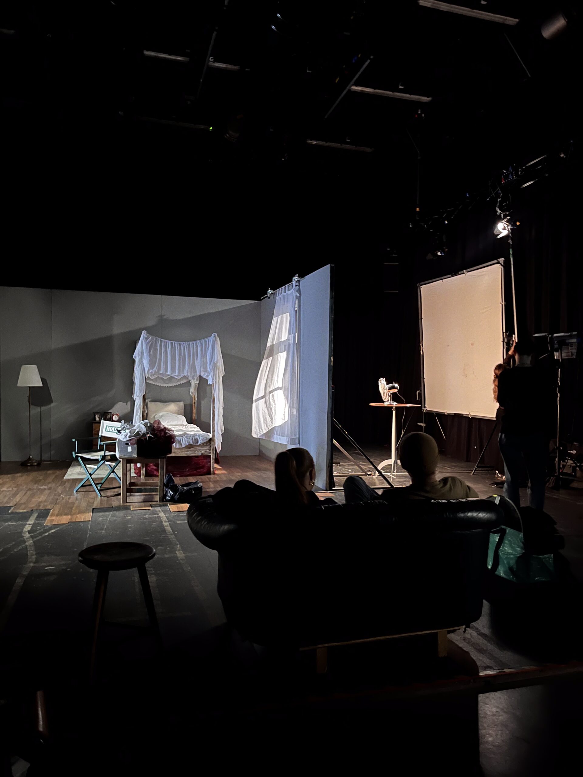 Das Set eines Kurzfilmes mit einem alten Schlafzimmer in das durch ein Fenster künstliches Mondlicht scheint.