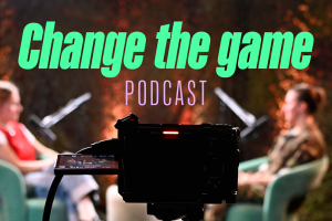 Zwei Personen, die sich in einem Videopodcast-Setup gegenübersitzen.